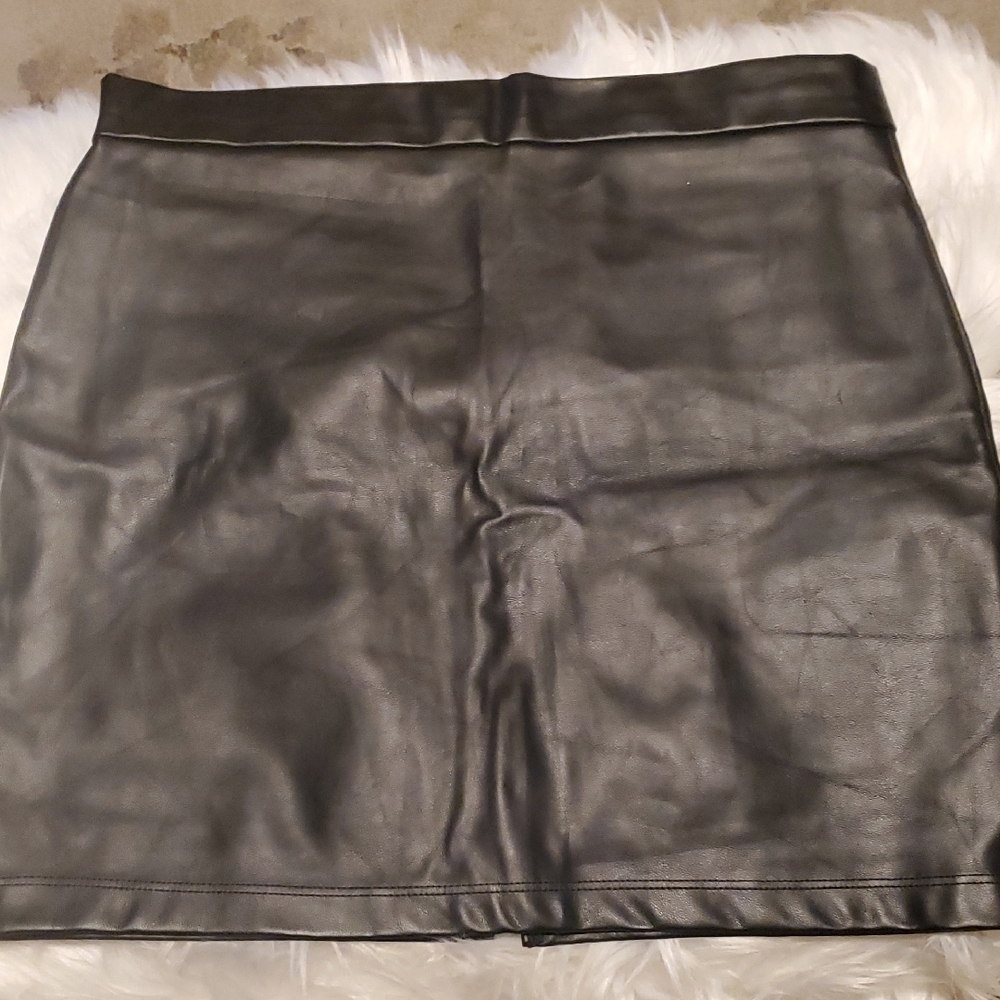 Chocolate Designer Black Leather Mini Skirt With Front Zipper - Picture 7 of 7